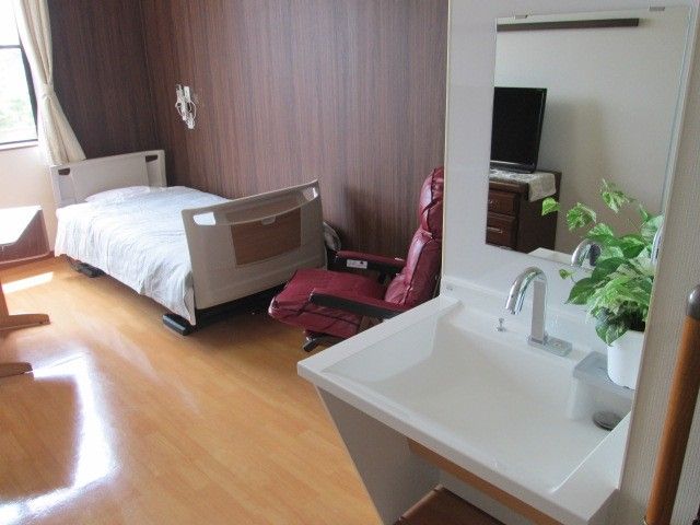 エアコンが設置されたフローリングの居室