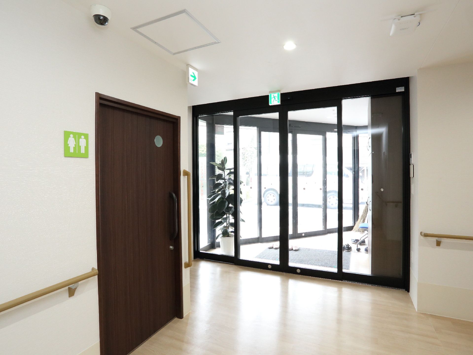 玄関を入ったスペースは広々としている。外からの光が入る明るい空間でトイレがあり、ブラウンの引き戸になっている。