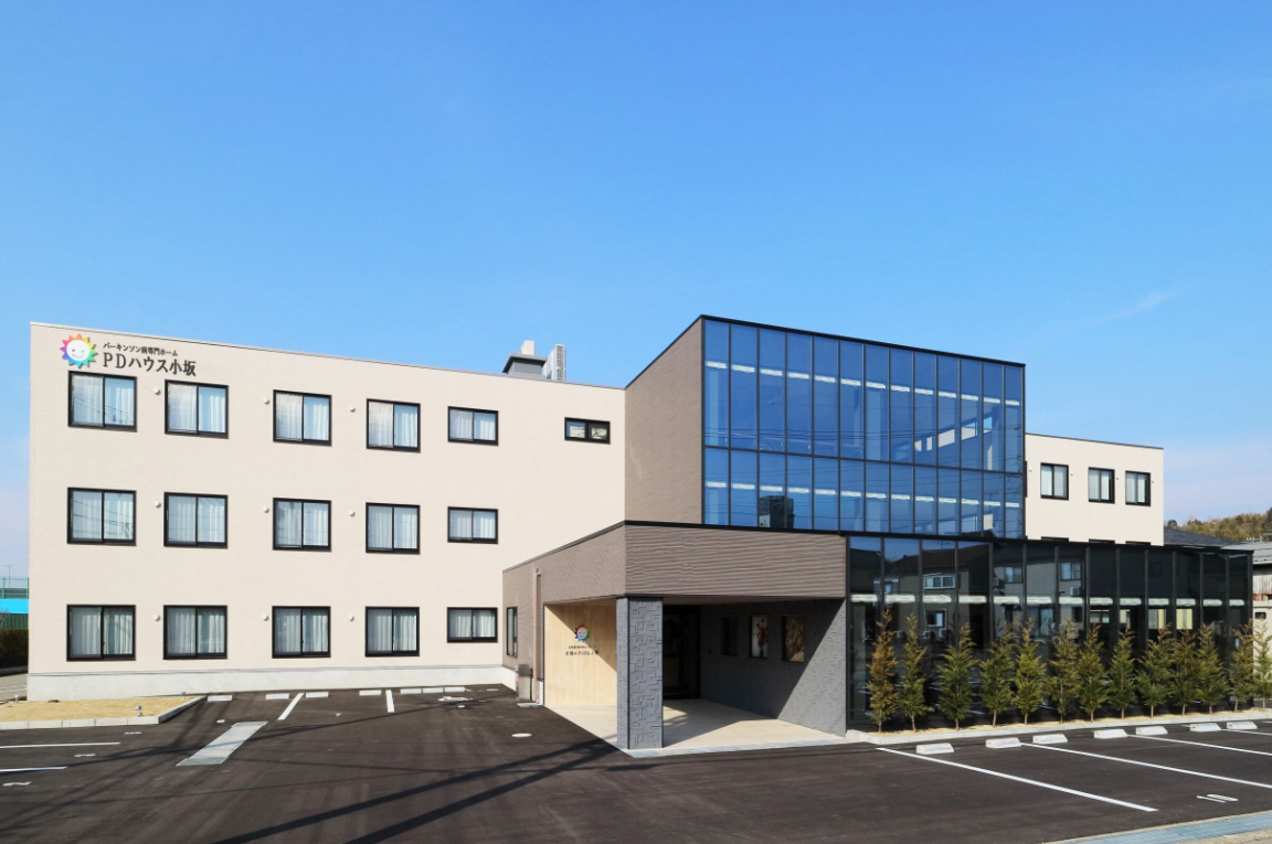 広い駐車場のある建物外観