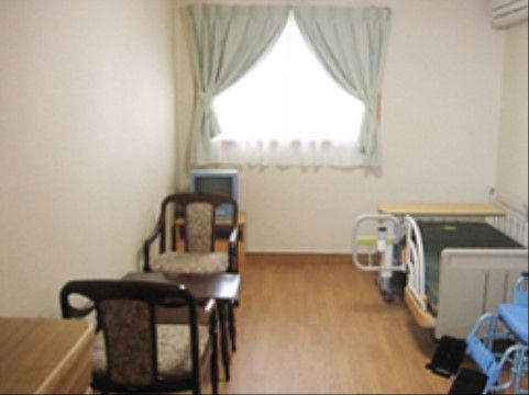居室に設置されているベッドには白色の柵があり、入居者様が就寝中にベッドから転落するのを防止することができる。