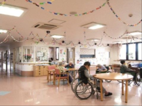 窓からの日差しで明るい共有スペースは、皆で楽しめるイベントの場として、また、机やいすを配置しているので団らんの場としても利用できる。
