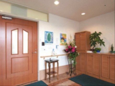 木製の家具で統一感を持たせた温かみのある施設である。季節によって変わる花や木々が入居者様を迎えてくれる。