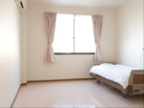 床も壁も白を基調としており、腰高の窓から差し込む日差しで明るく、開放的な空間となっている。エアコンを完備している。