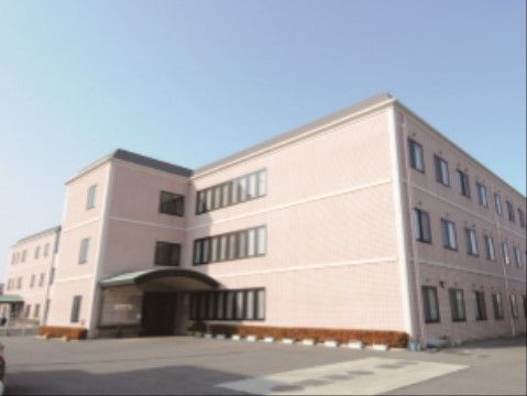 広い敷地にどっしりと構える３階建ての建物。周りは駐車場になっており、日の光を遮らないので各個室の日当たりも良い。
