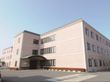 広い敷地にどっしりと構える３階建ての建物。周りは駐車場になっており、日の光を遮らないので各個室の日当たりも良い。