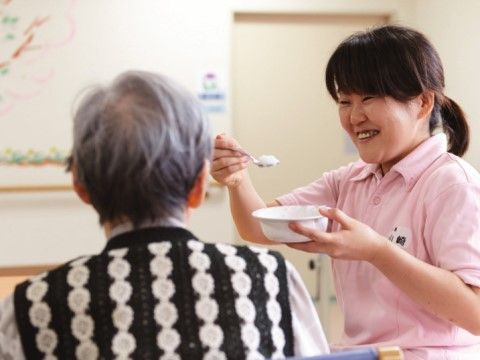入居者様に楽しく暮らしていただくために、食事のサポートなど、担当のスタッフがきめ細かい対応をできるような体制を整えている。