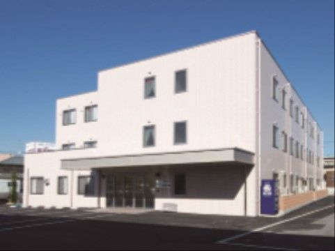 3階建ての施設であり、駐車場が完備されている。玄関先には軒があり、建物横に自動販売機が設置されている。