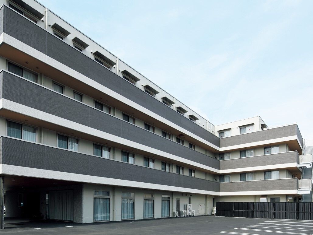 ４階建てで、のマンションのような建物。エントランスが重厚感を漂わせている。