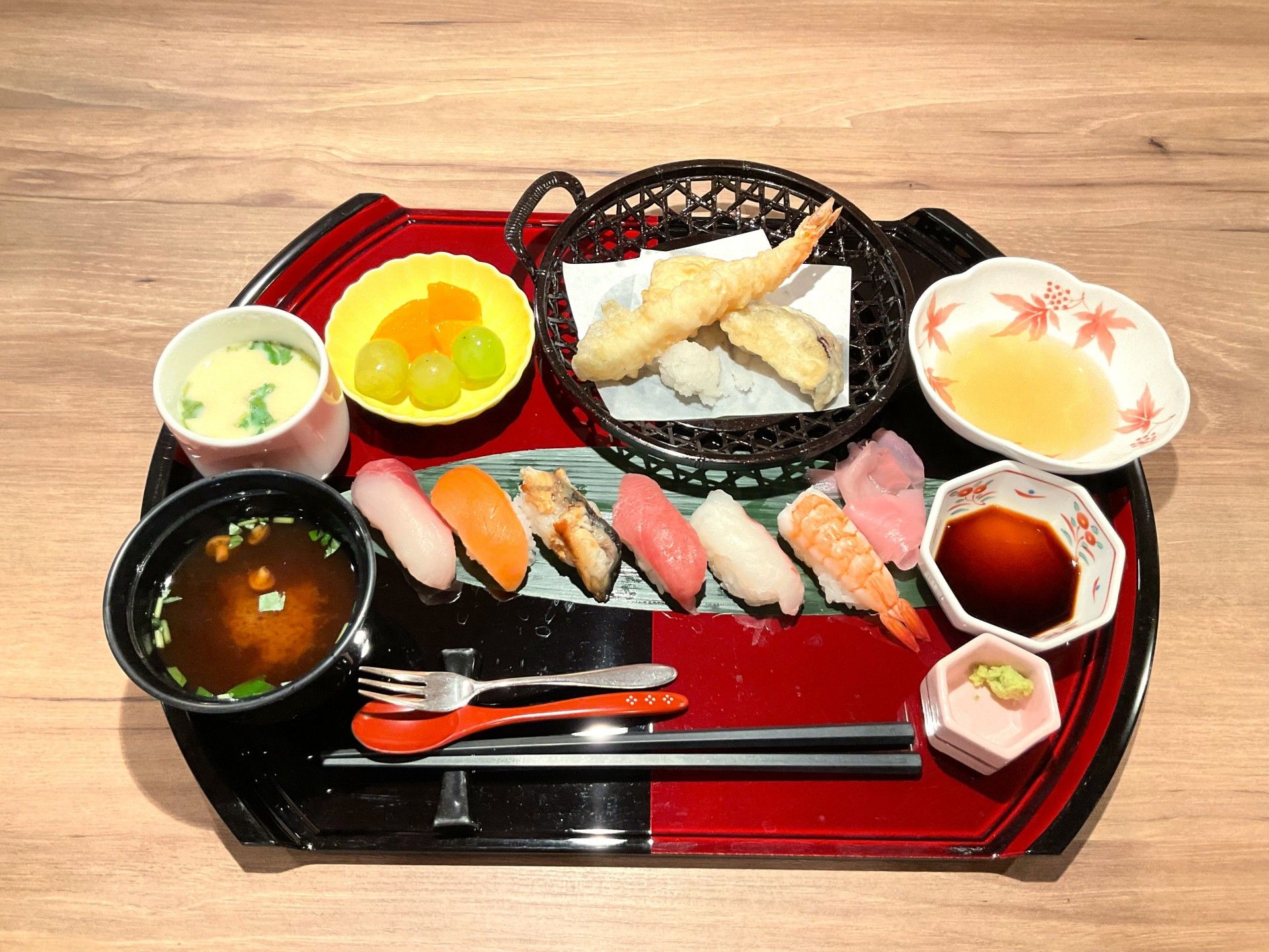 松花堂弁当のような器に美しく盛り付けられた手の込んだお料理。後方には、カップに入った料理もある。食べやすい大きさに配慮されている。