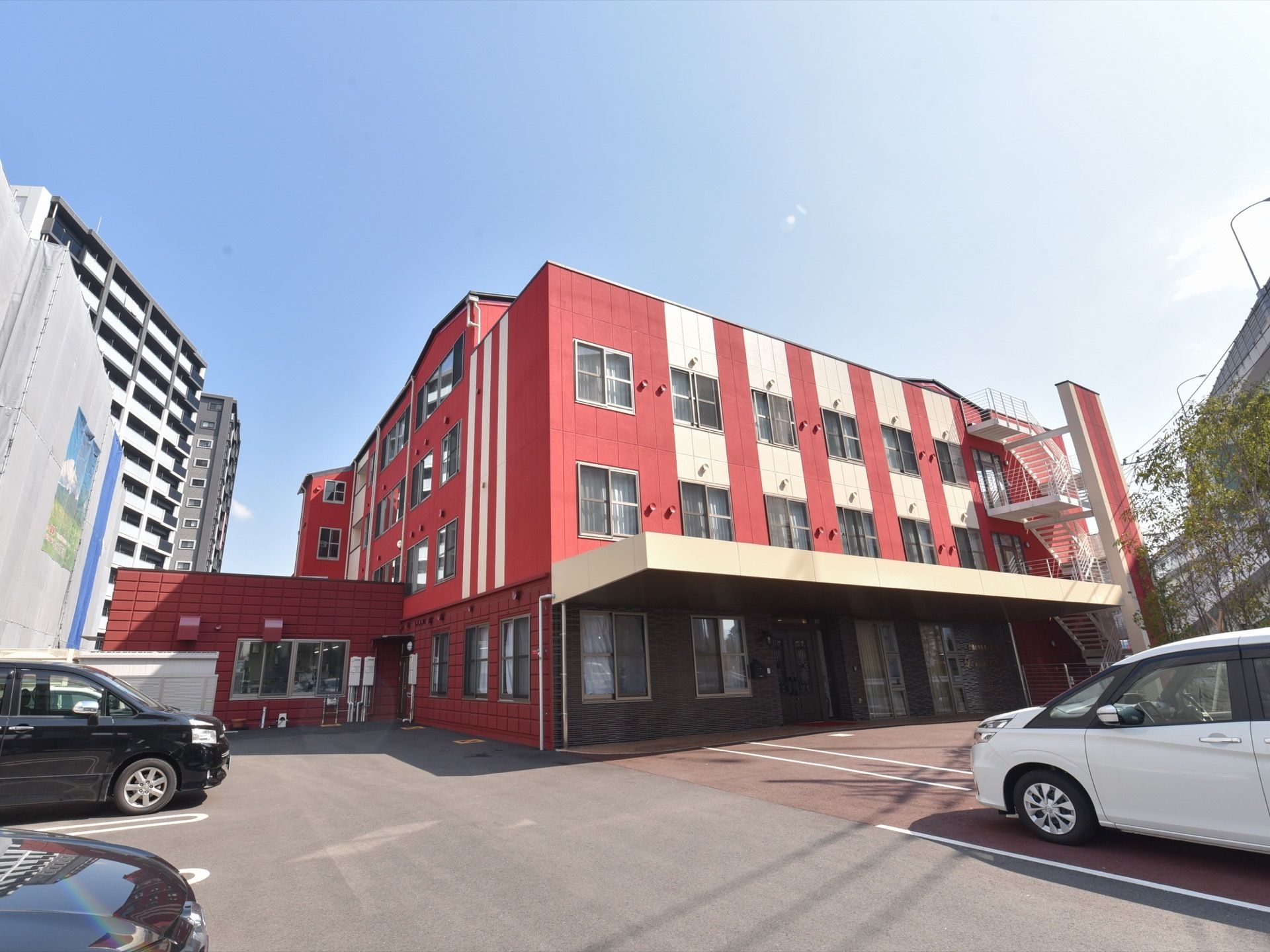 鉄骨造り４階建ての介護付き有料老人ホームである。24時間スタッフ常駐や協力医療機関を設けるなど、入居者様に安心と安全を提供している。