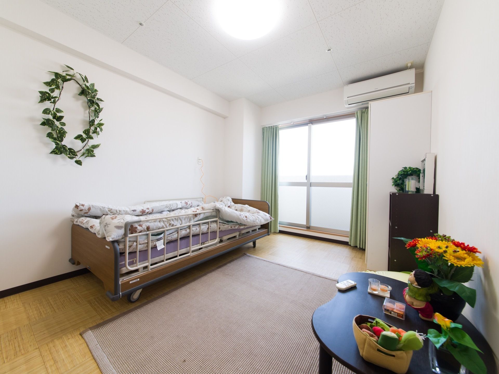 電動ベッドやエアコンなど生活に困らない設備が整っている。自分の趣味で部屋を華やかにして過ごしやすくすることができる。