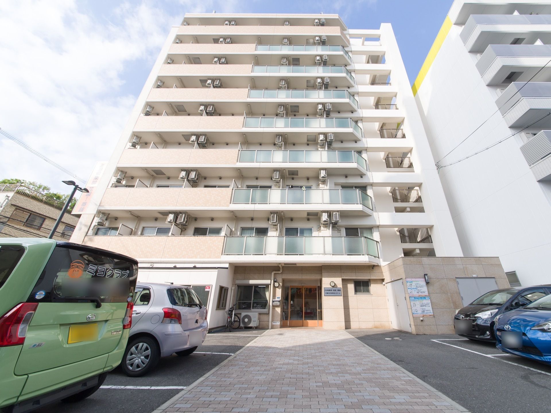 マンションのような外観の施設は9階建てになっている。気軽に見学や問い合わせができる。居室は80戸。内8戸がショートステイ。