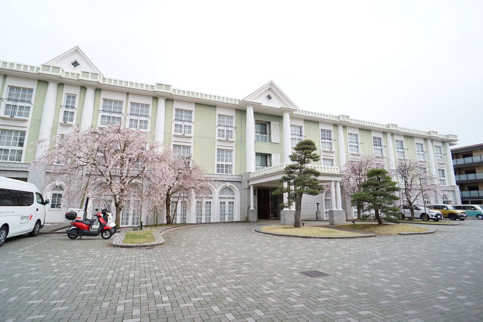 3階建ての介護付き有料老人ホームの外観