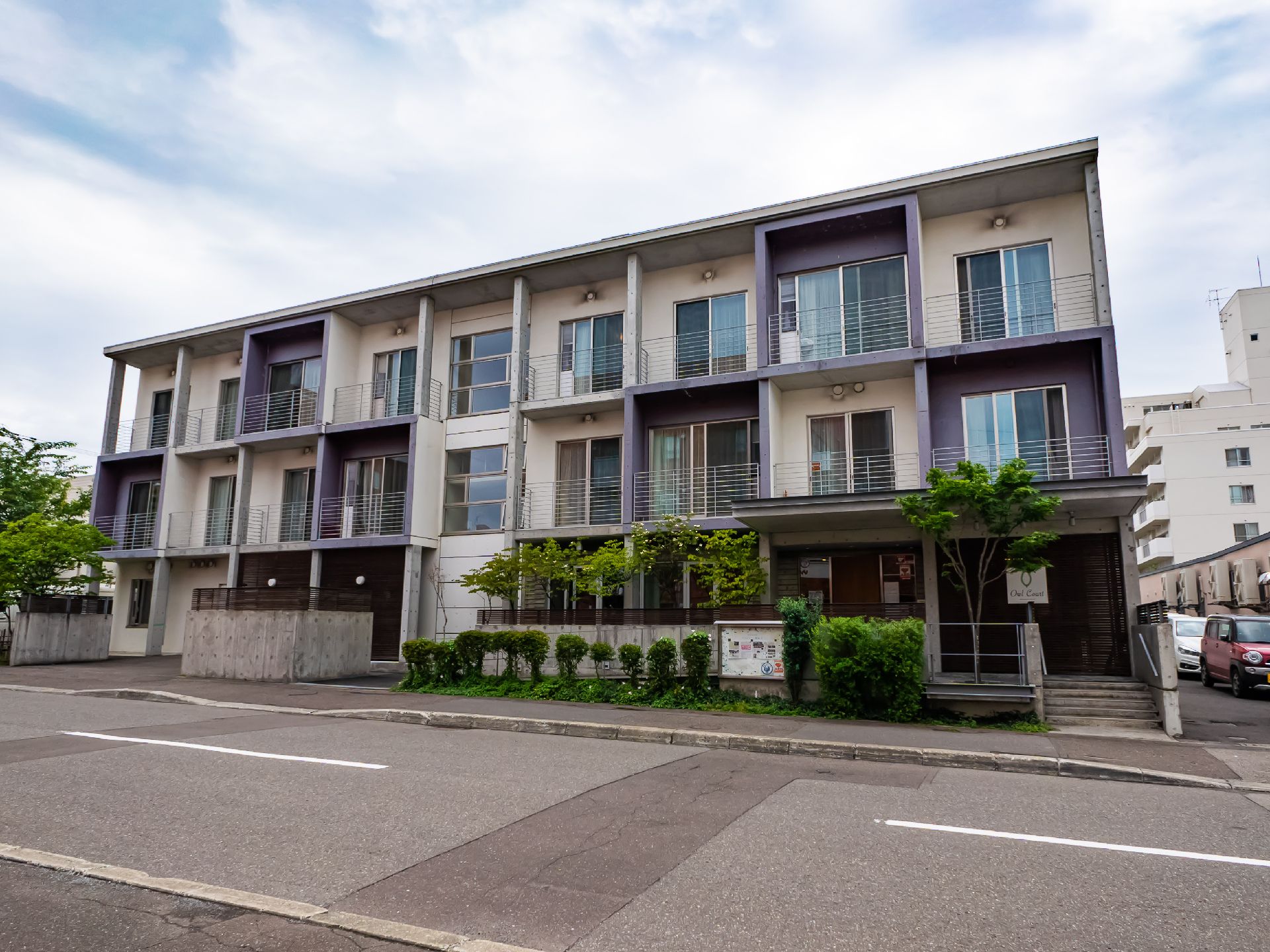 駐車場も近隣にある介護施設の外観