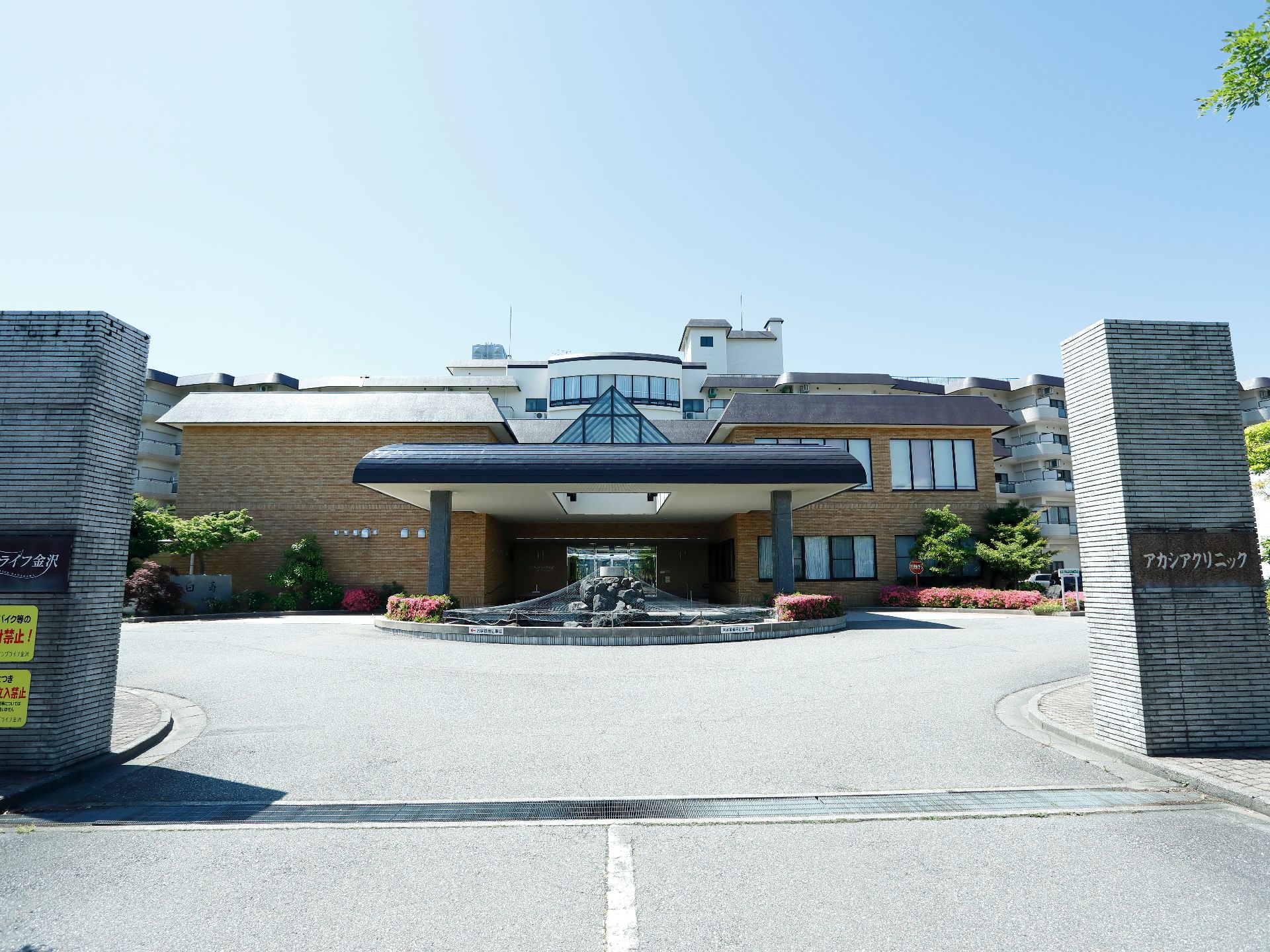 ホテルのような高級感。出入りが楽になるように、玄関前までぐるっと車でも一回り出来るようになっている。
