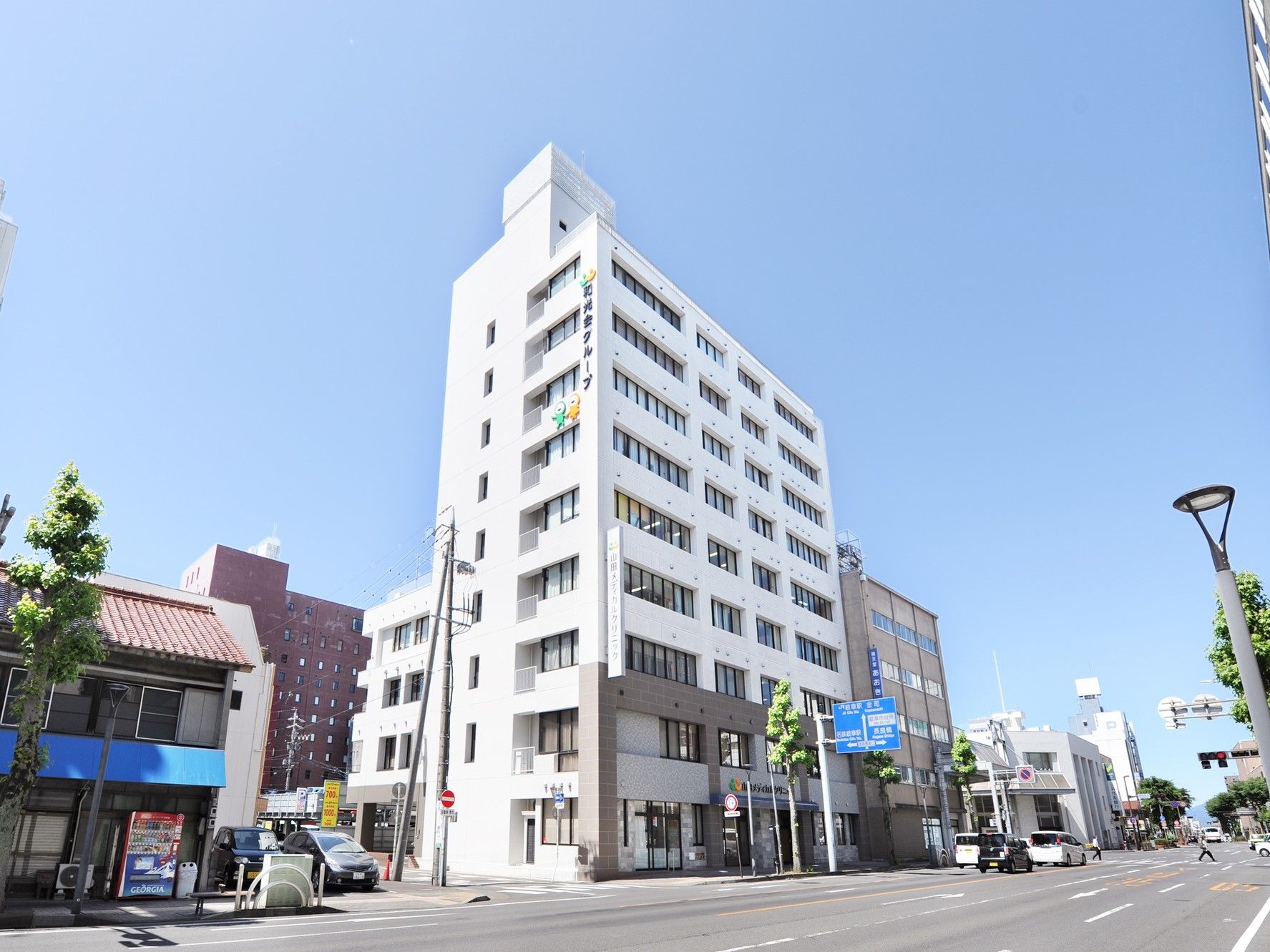 施設は地上9階建てのビルの中にある。名鉄岐阜駅より徒歩7分、片側2車線の幹線道路沿いの好立地である。有料駐車場が付設されている。