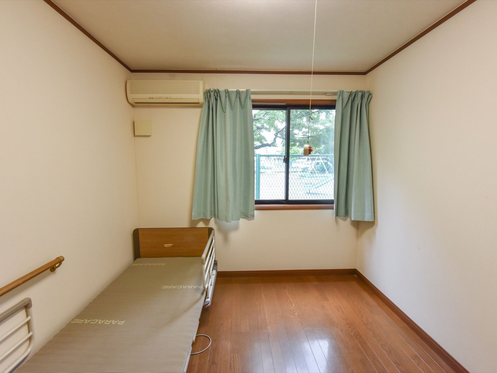 室内はフローリングで出来ており、ベッドが用意されている。エアコンも設置されているので、熱中症対策にも有効である。