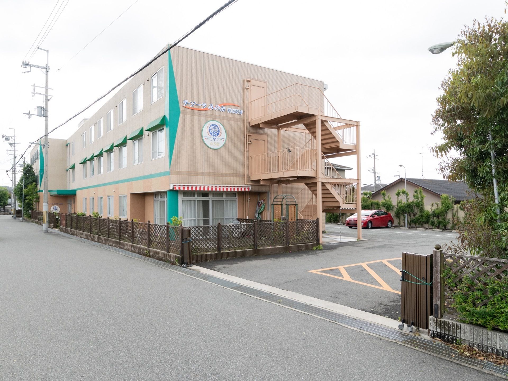 建物の横には、緊急時用の、非常階段が設置されている。背の高い手すりが設置され、安全性の高い設計になっている。