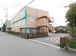 建物の横には、緊急時用の、非常階段が設置されている。背の高い手すりが設置され、安全性の高い設計になっている。