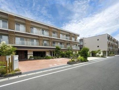 3階建ての大きな施設である。ベランダが設置されている。入口は自動ドアとなっており、屋根が付けられている。