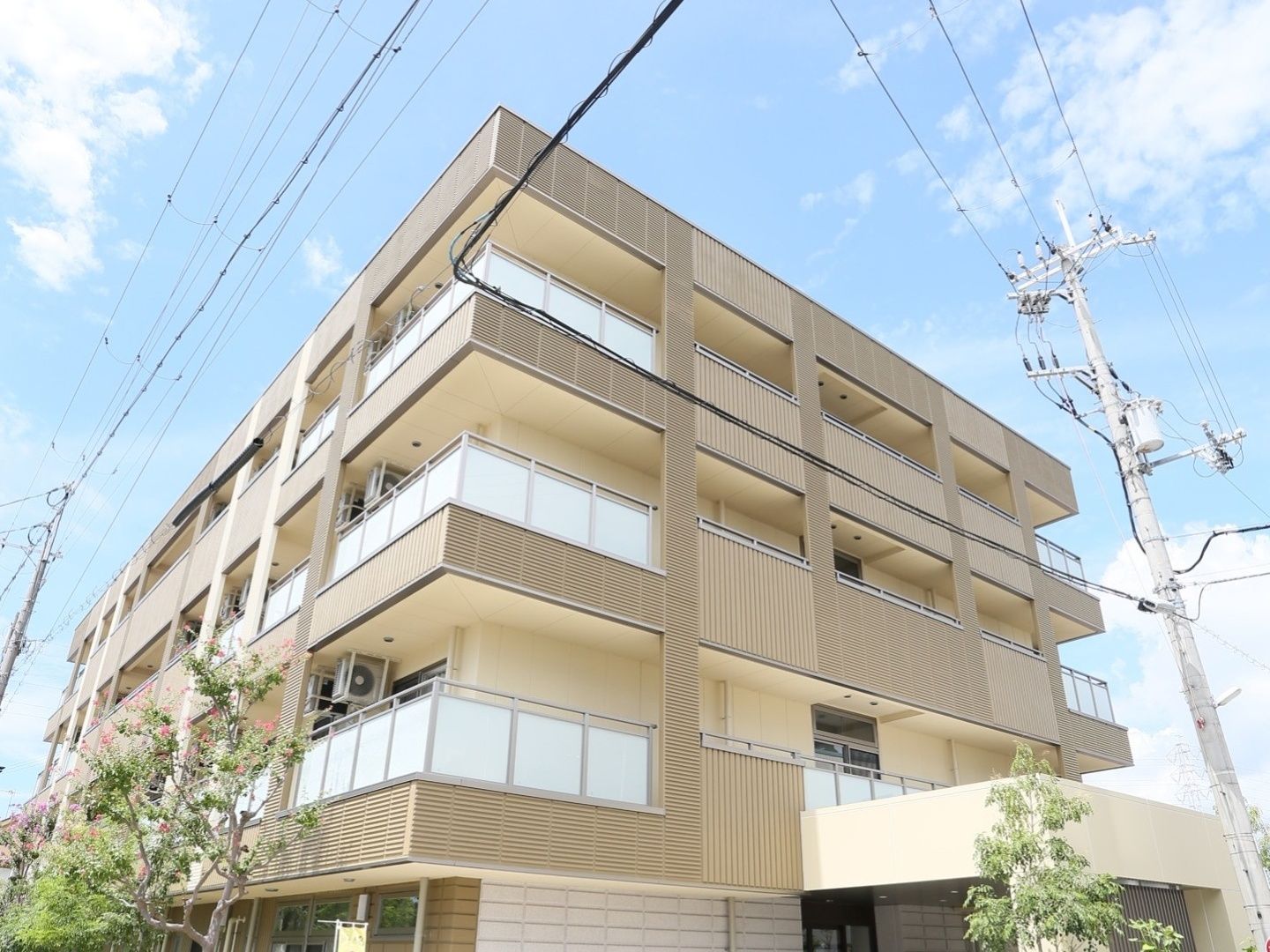マンションのような見た目の4階建て施設が特徴である。生活は我が家と思えるようなサービスの提供を心がけている。