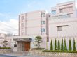 マンション風の施設外観になっており、外壁には施設名が記された看板が設置されている。手すりが備えつけられている。