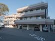 黄土色と茶色のツートンカラーの外観である。建物下には、空洞があり、車を停めるスペースを設けている。アスファルトには、徐行の白文字がある。