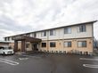 広い敷地に２階建ての建物が、ゆとりをもって建てられている。エントランスは車寄せになっているので、雨の日でも濡れずに建物に出入りできる。