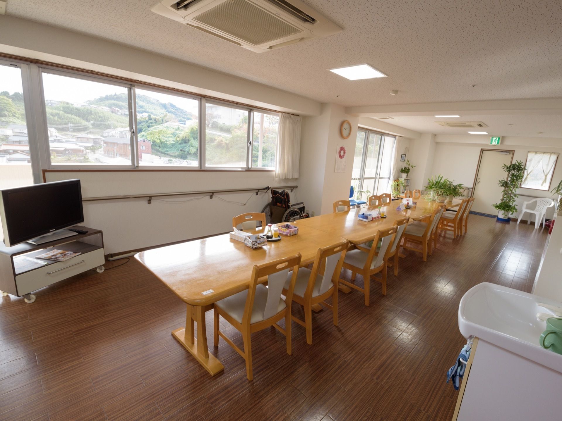食堂にはテレビが置かれている。食事以外の時間も自由に使うことができる。大きな窓からは外の景色がよく見える。