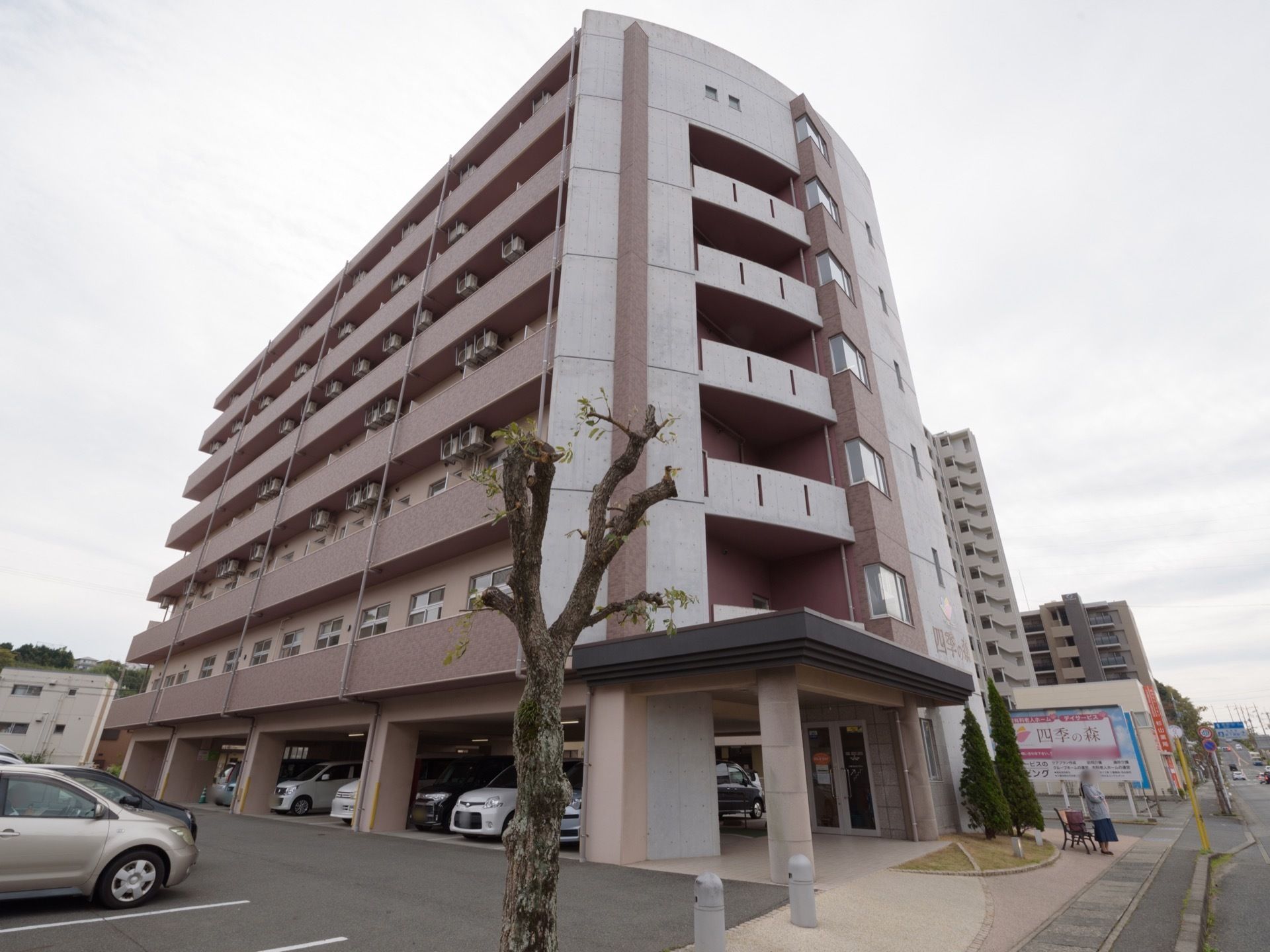 施設は最寄り駅から徒歩圏内にあり、たいへん便利な立地にある。たくさんの車が停められる駐車場も用意されている。