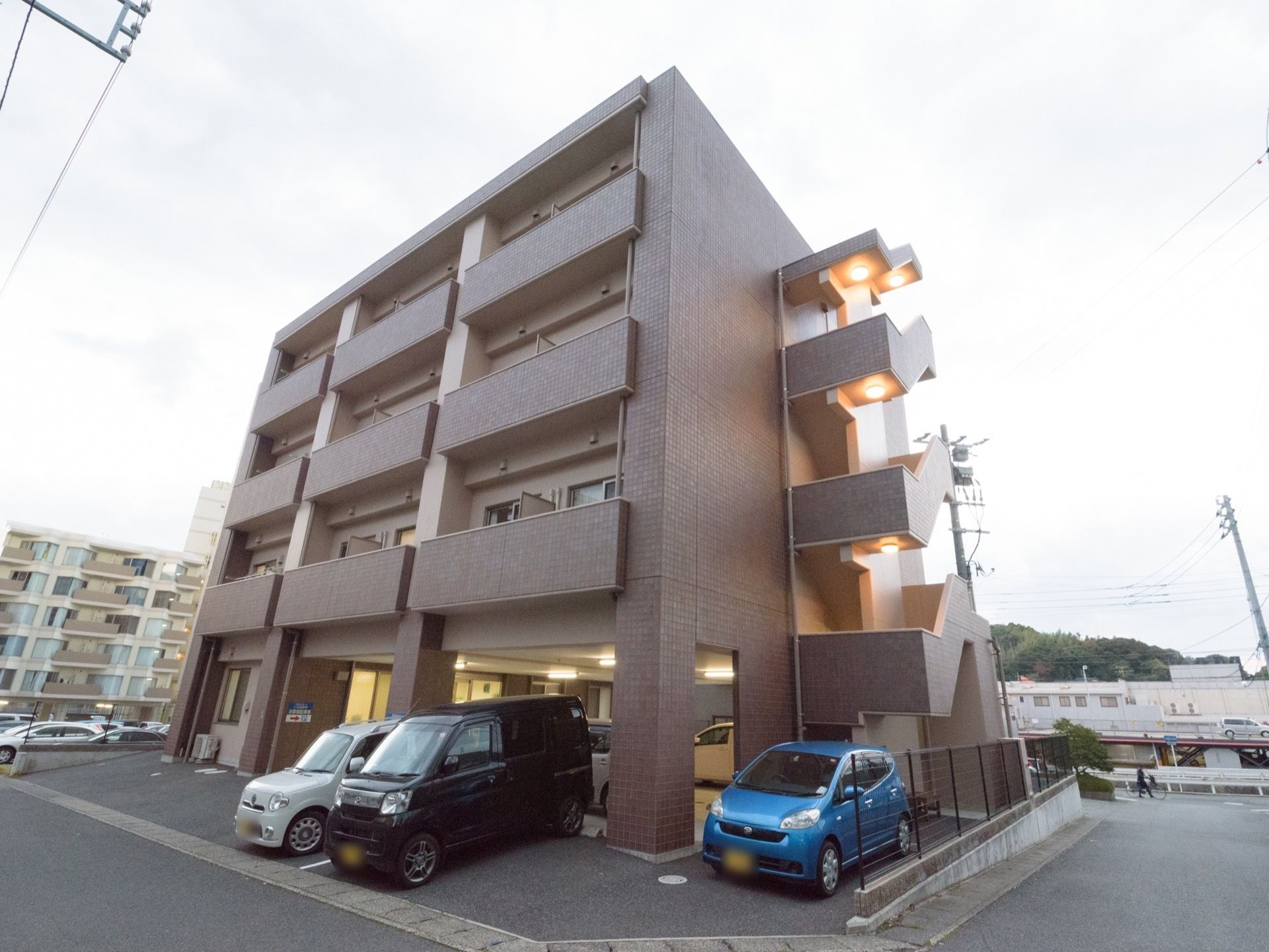 駐車場を完備している。レンガ貼りの建物で、高級感がある。周りに遮るものがないため、見晴らし、日当たりが良い。