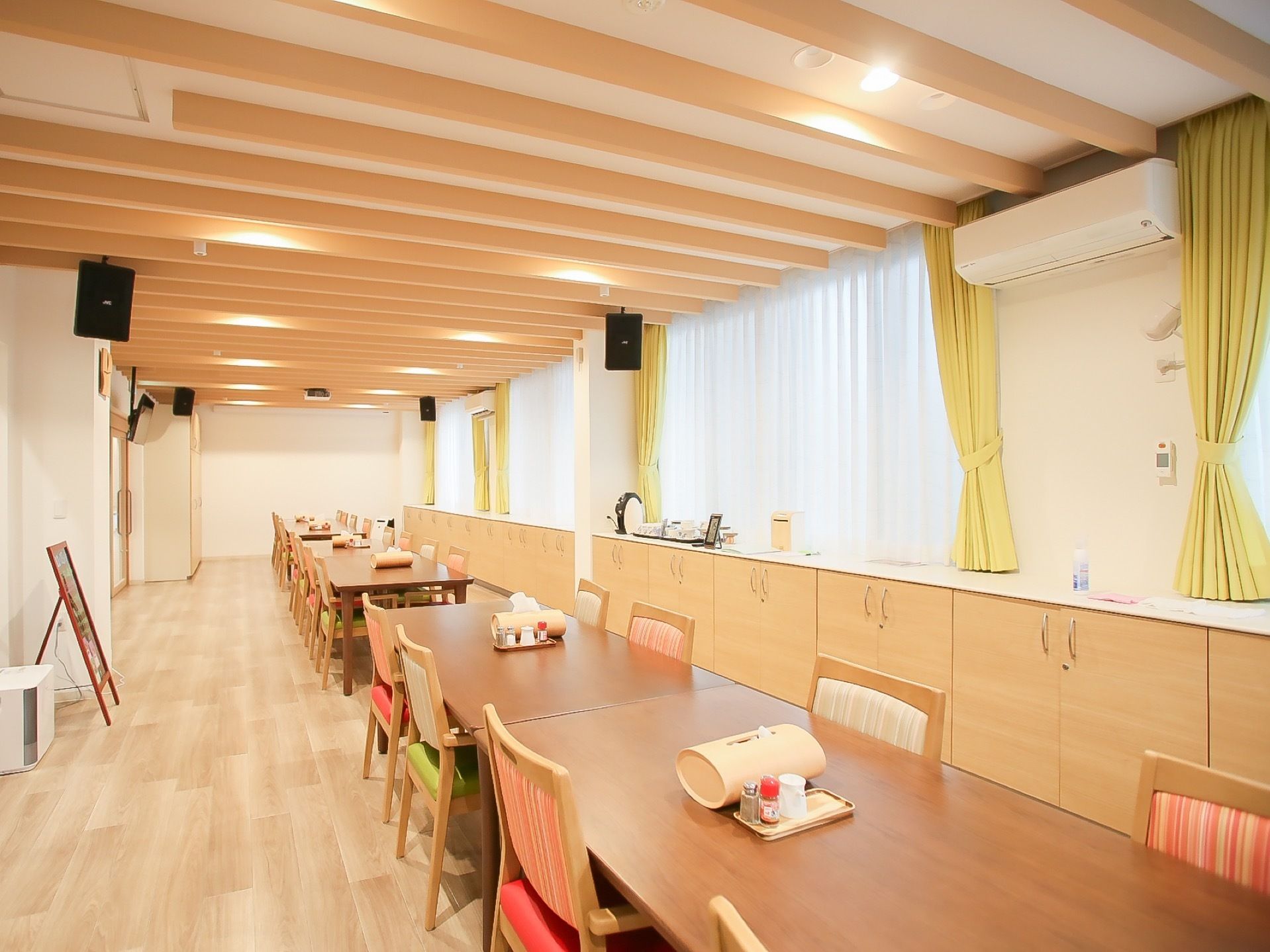 明るくナチュラルな雰囲気の食堂である。雰囲気に合わせた家具や建具を配置し、ホテルのような空間を演出している。