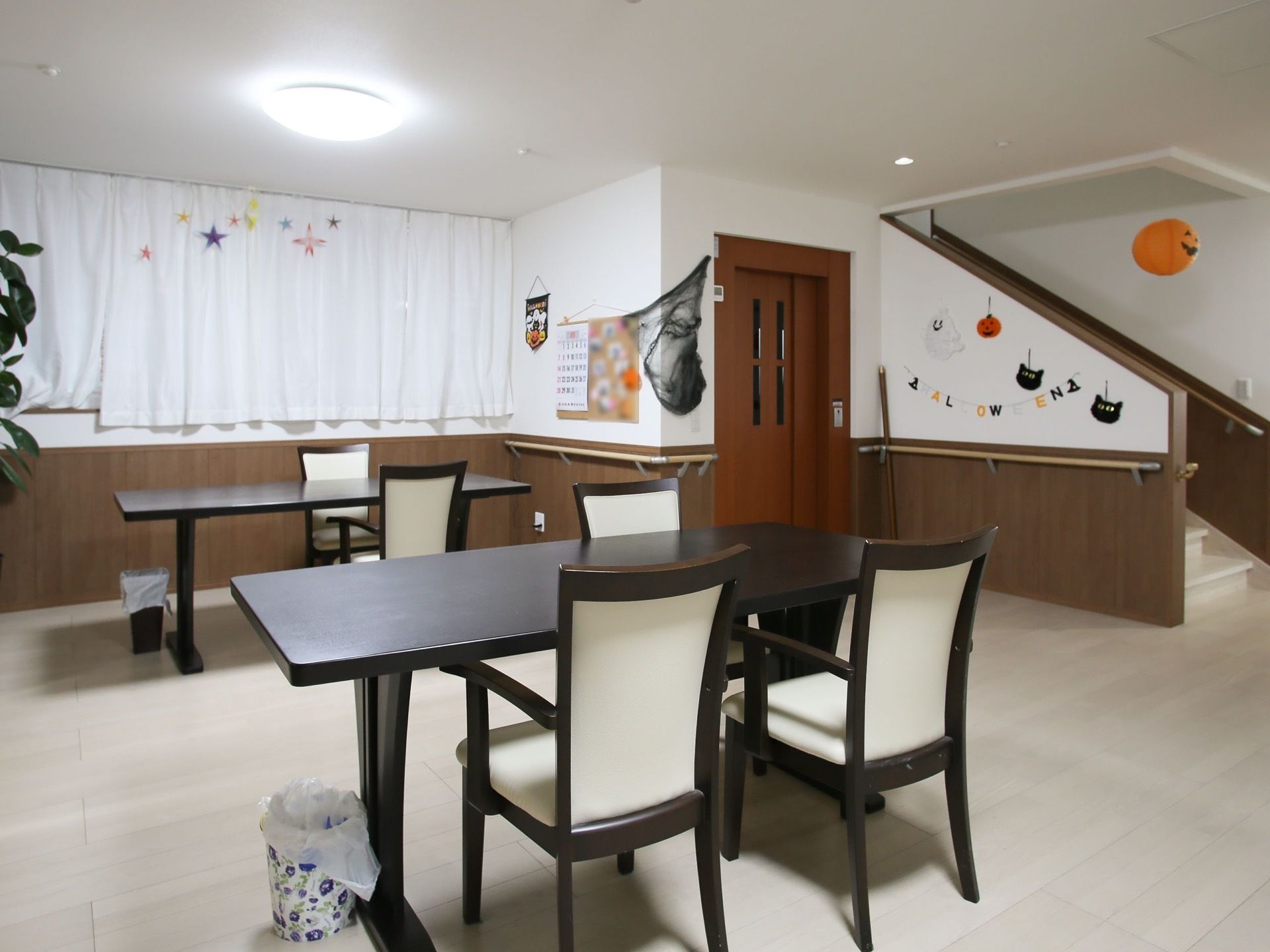 白と深い茶色を基調としたモダンな造りとなっている。カーテンや壁には秋を感じさせる飾りつけがなされている。