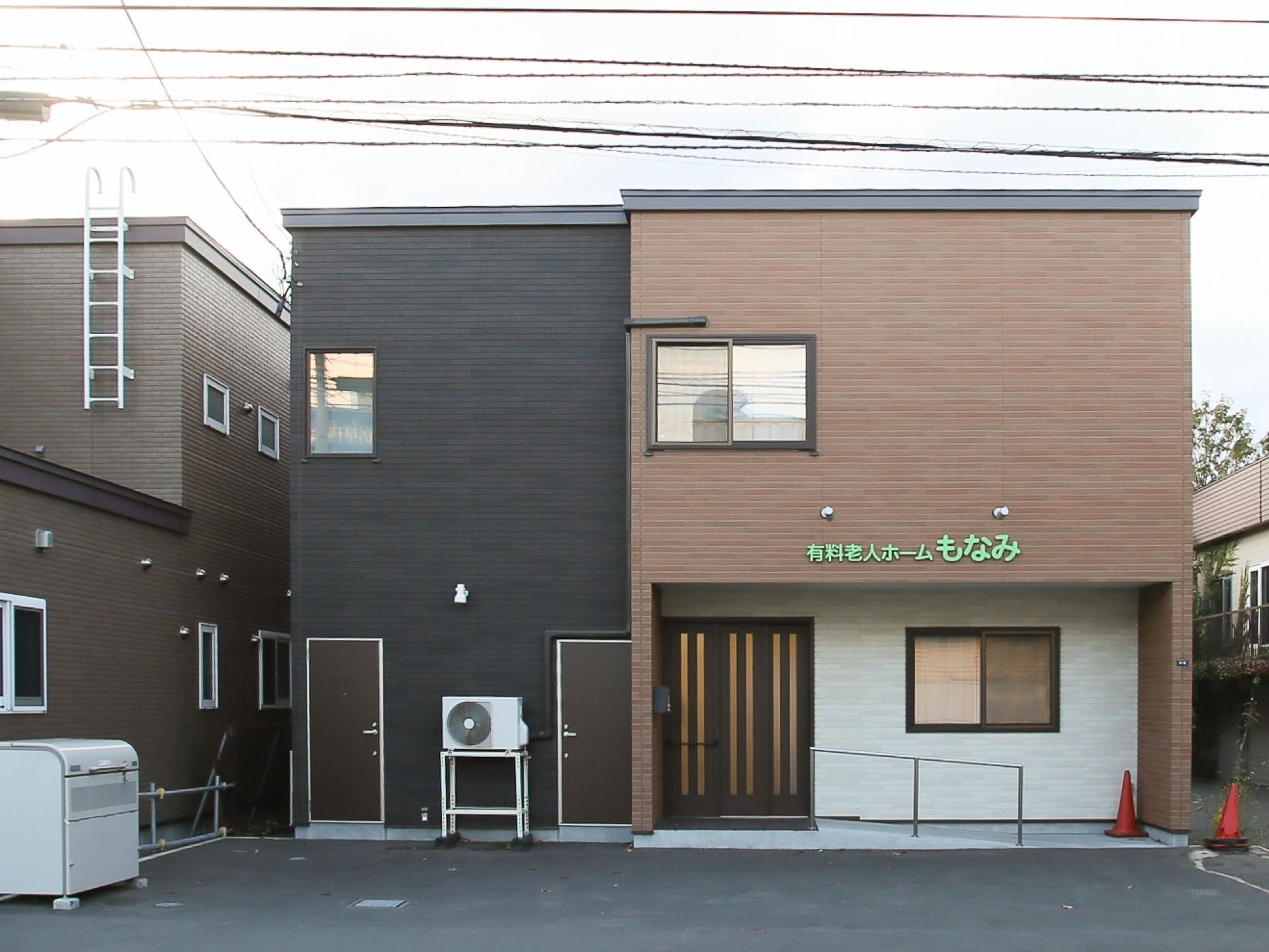 一軒家を思わせるレンガ調の外観である。入口までは段差がないので、車椅子をご利用の方でも楽に入ることができる。