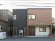 一軒家を思わせるレンガ調の外観である。入口までは段差がないので、車椅子をご利用の方でも楽に入ることができる。