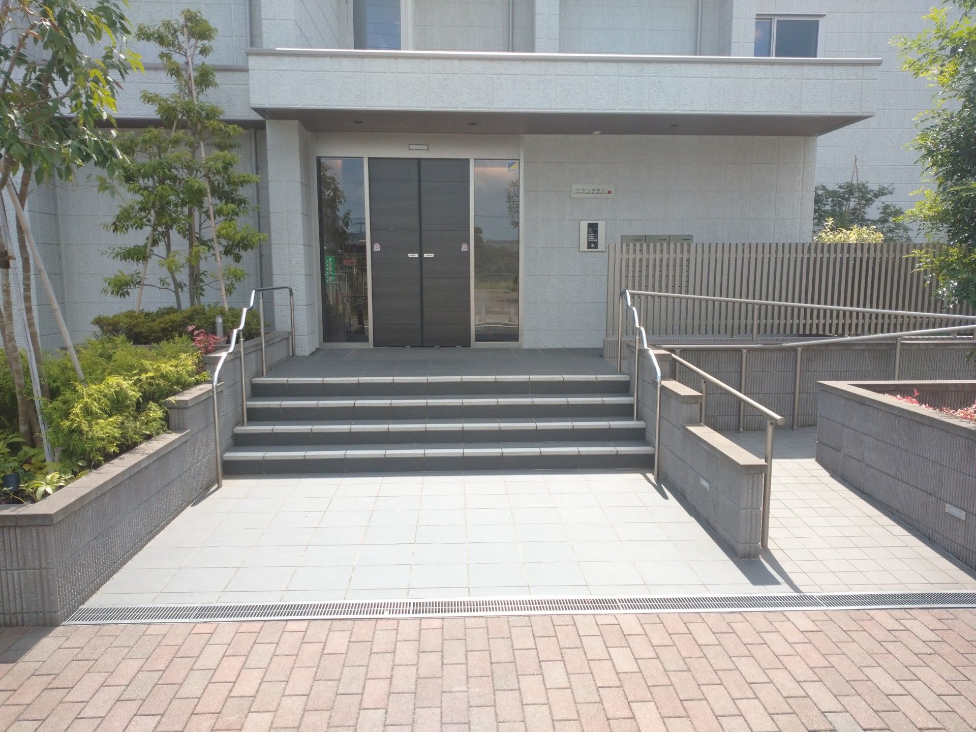 清潔感ある施設の入口