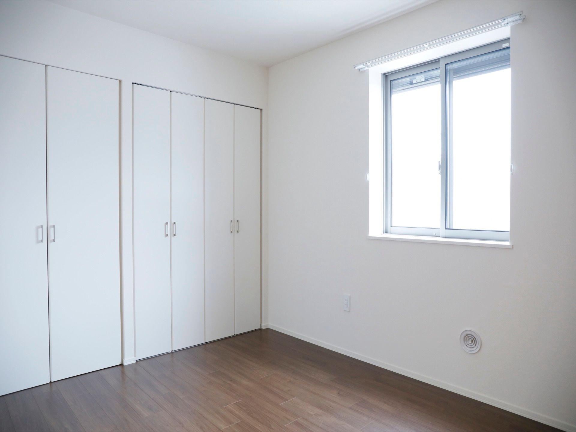 2LDKタイプの部屋の洋室、両方に収納スペースが建て付けられている。たっぷり収納できるので、部屋を整頓してすっきりと過ごせる。