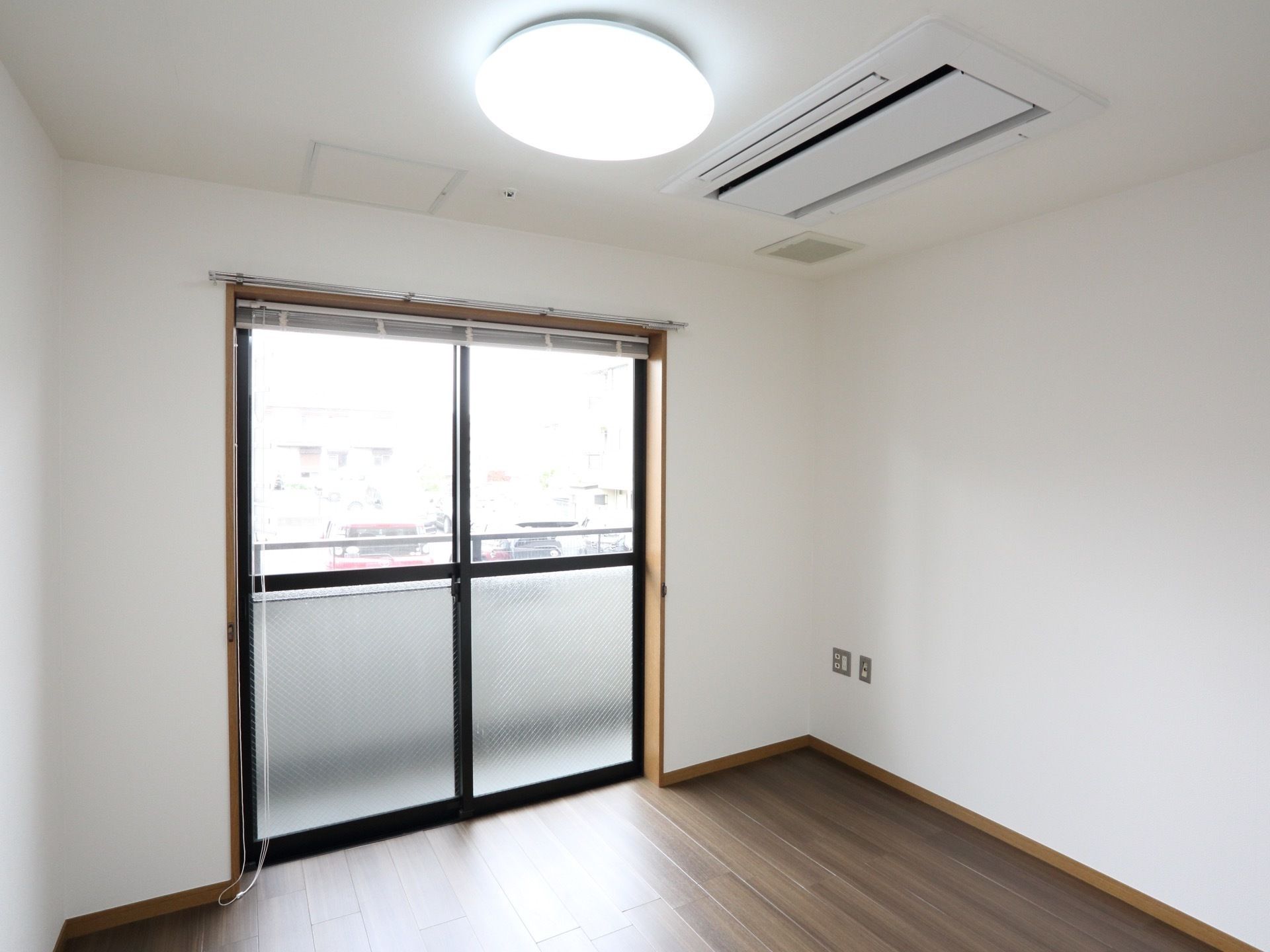 空調設備は天井に設置しているため、壁がすっきりとした印象である。また電灯もフラットで天井近くにあるため、空間が広い。