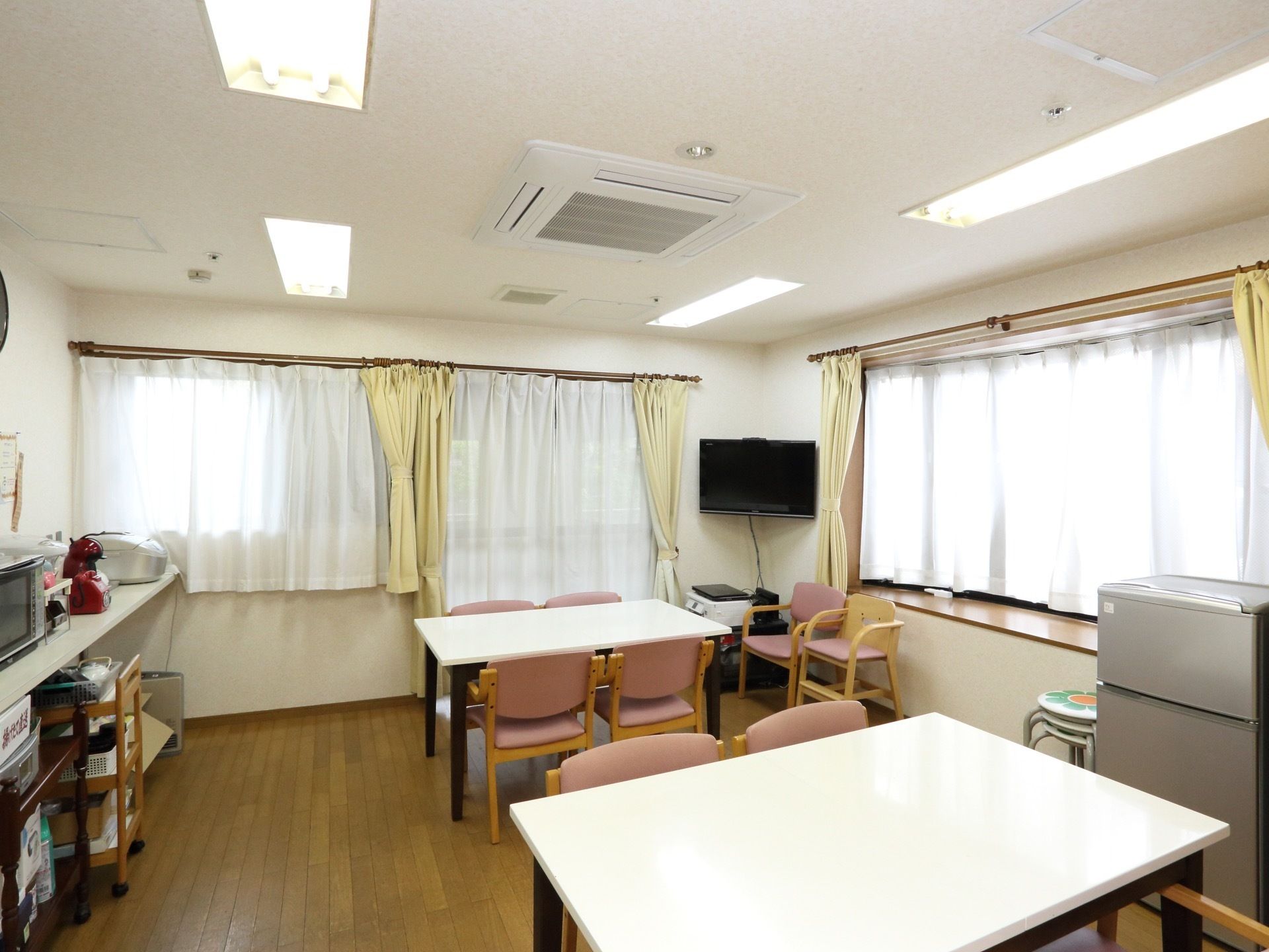 ２面が窓である共有スペースは、食堂でもある。キッチンから提供されるお食事を、入居者様と一緒に楽しめる。