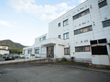 施設の建物は３階建てで、白色の外観である。玄関の前に通じるスロープには両側に手すりが備わり、通路幅は広く確保されている。