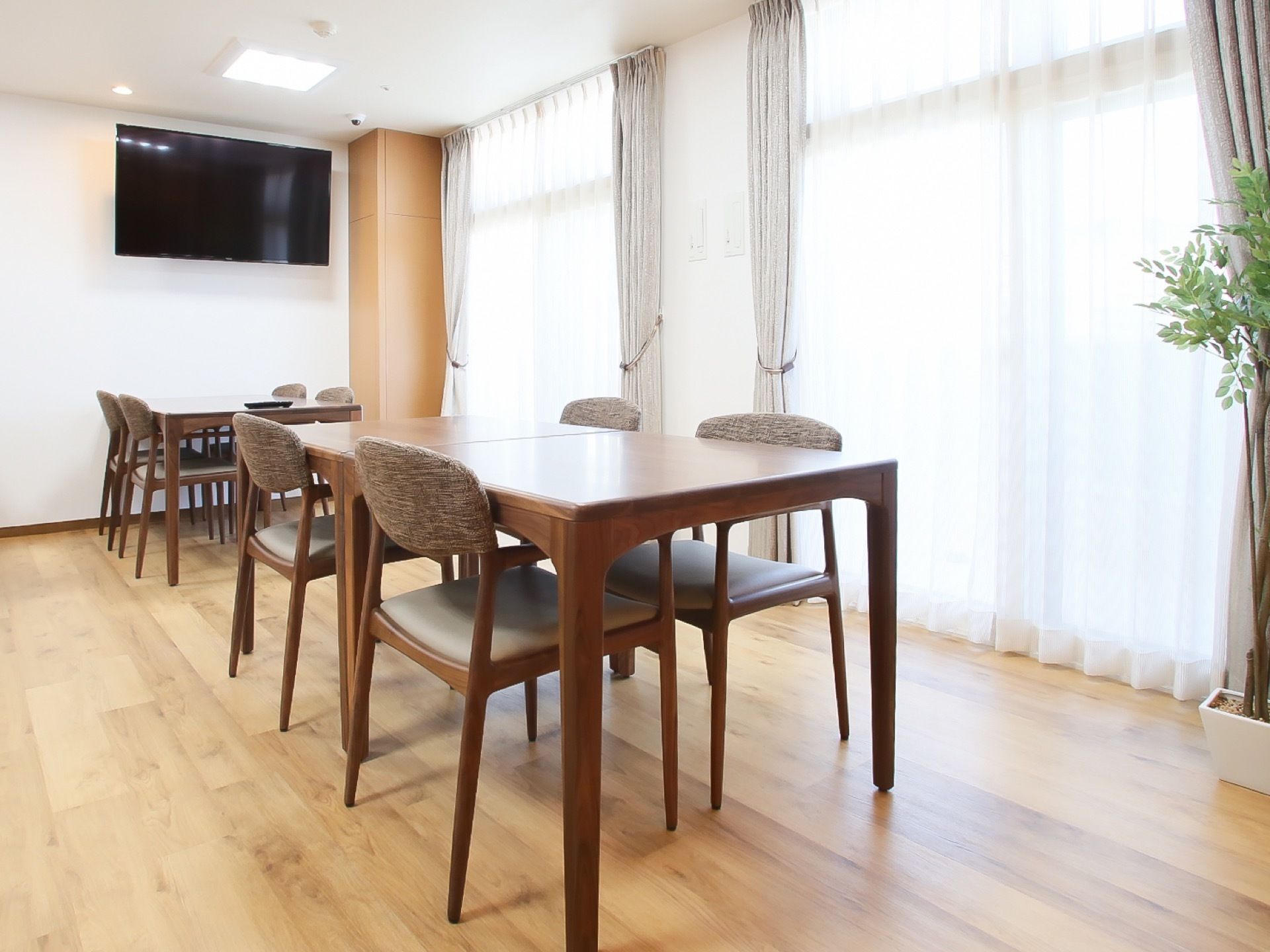 大きな窓に面しているので室内は明るく居心地の良い雰囲気になっている。テーブルも間隔を空けて広々配置しているので、ゆったりくつろいで過ごせる。