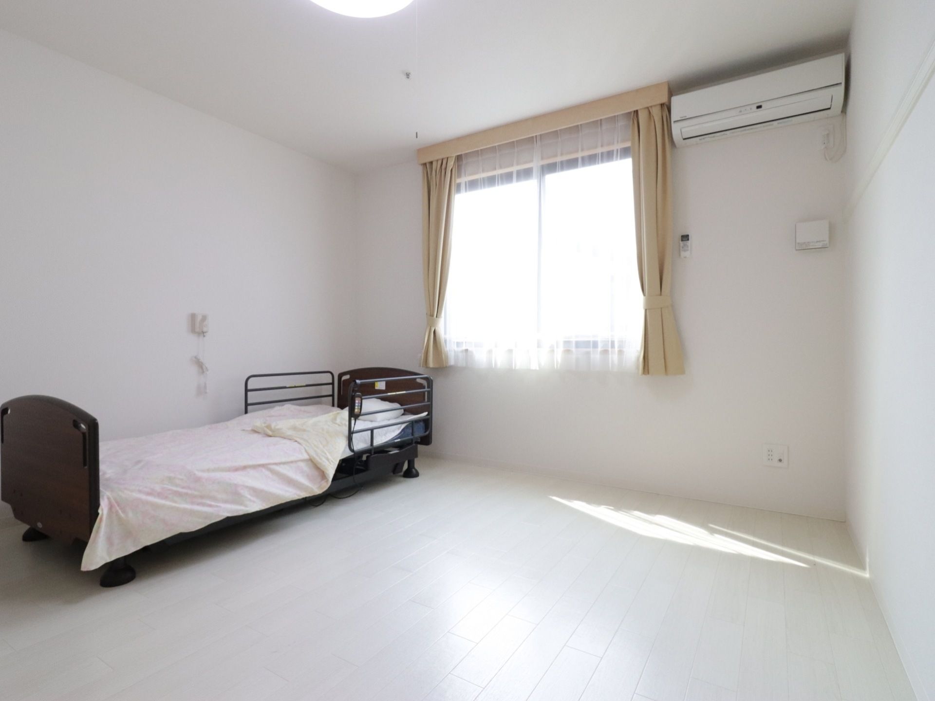 居室には介護用ベッドだけが置いてある。他の家具類は入居者様の好きな物を使い、お好みのインテリアにできる。