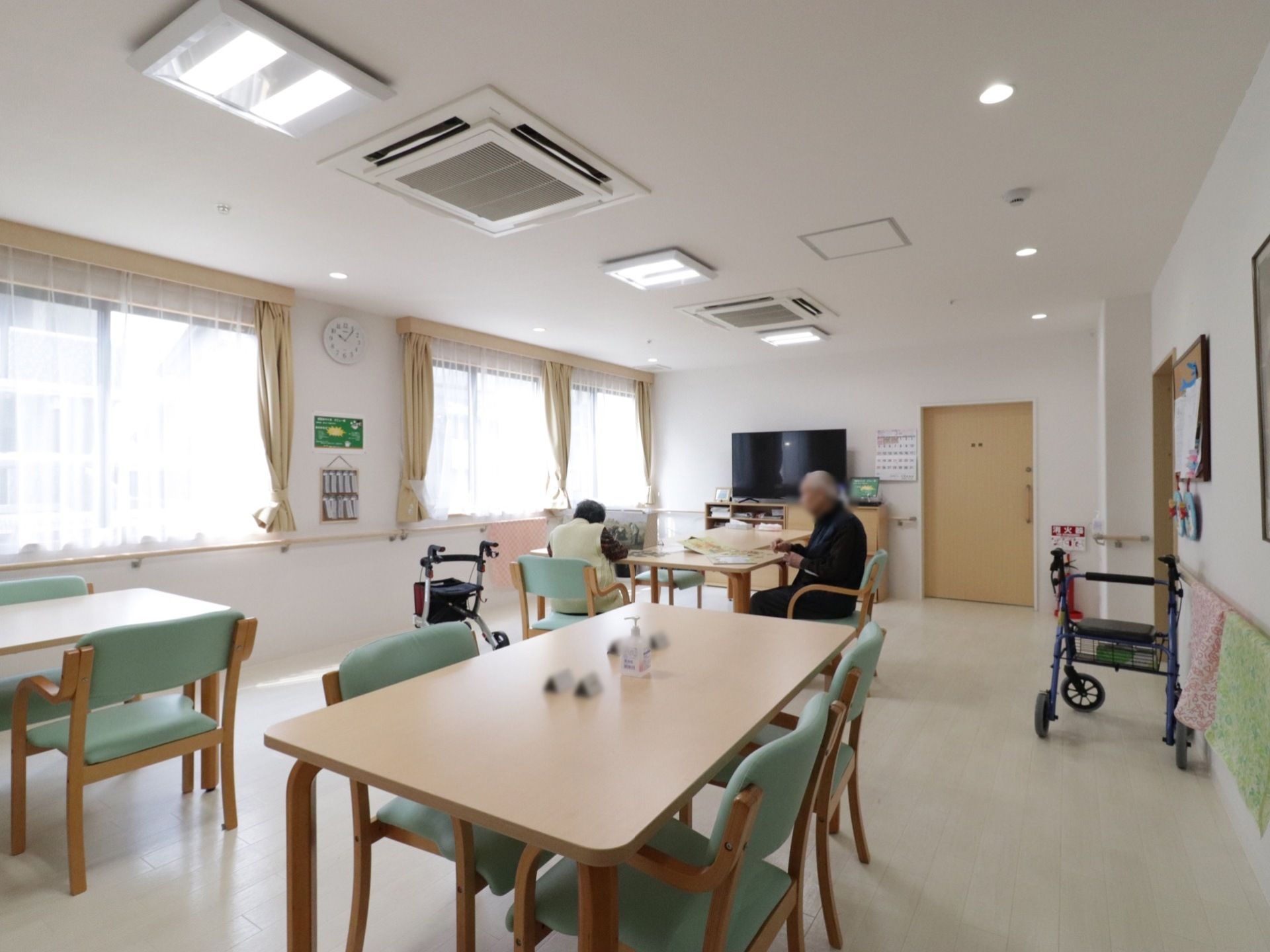 共有スペースには4人掛けのテーブルがいくつかあり、入居者様が食事をしたり工作ができる。テレビを見ながらゆっくりと過ごせる。