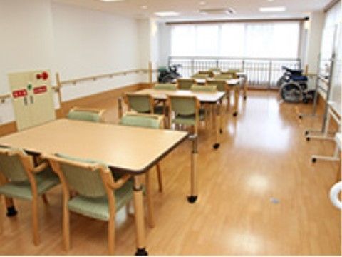 木目調を基調とした共有スペースは明るく温かみがある。手すりや緊急通報装置が設置され、安全対策がとられている。