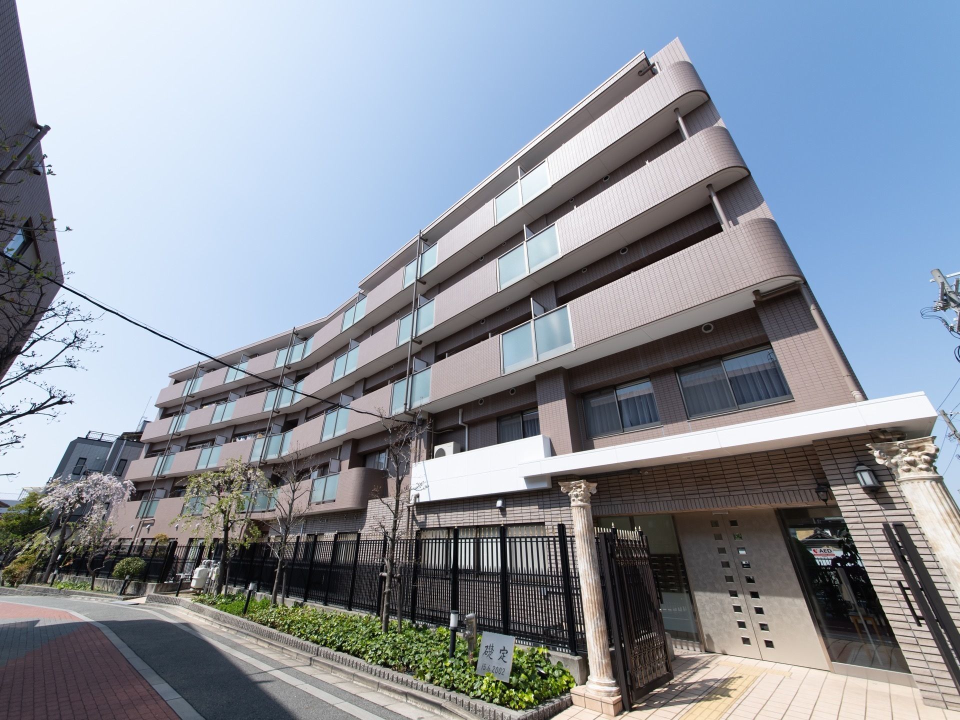 北館の５階建ての建物である。ブラウンのタイル調の外観で、横側に屋根付きの玄関がある。フェンスのあるベランダは、日当たり良好である。