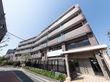北館の５階建ての建物である。ブラウンのタイル調の外観で、横側に屋根付きの玄関がある。フェンスのあるベランダは、日当たり良好である。