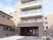 施設は4階建てであり、車椅子を利用している方専用の駐車場がある。扉近くには手すり付きのスロープが設置されている。