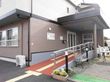 施設はブラウンが基調で落ち着いた雰囲気である。玄関までの通路は手すり付きのスロープになっており、車椅子をご利用の方も安全に移動できる。