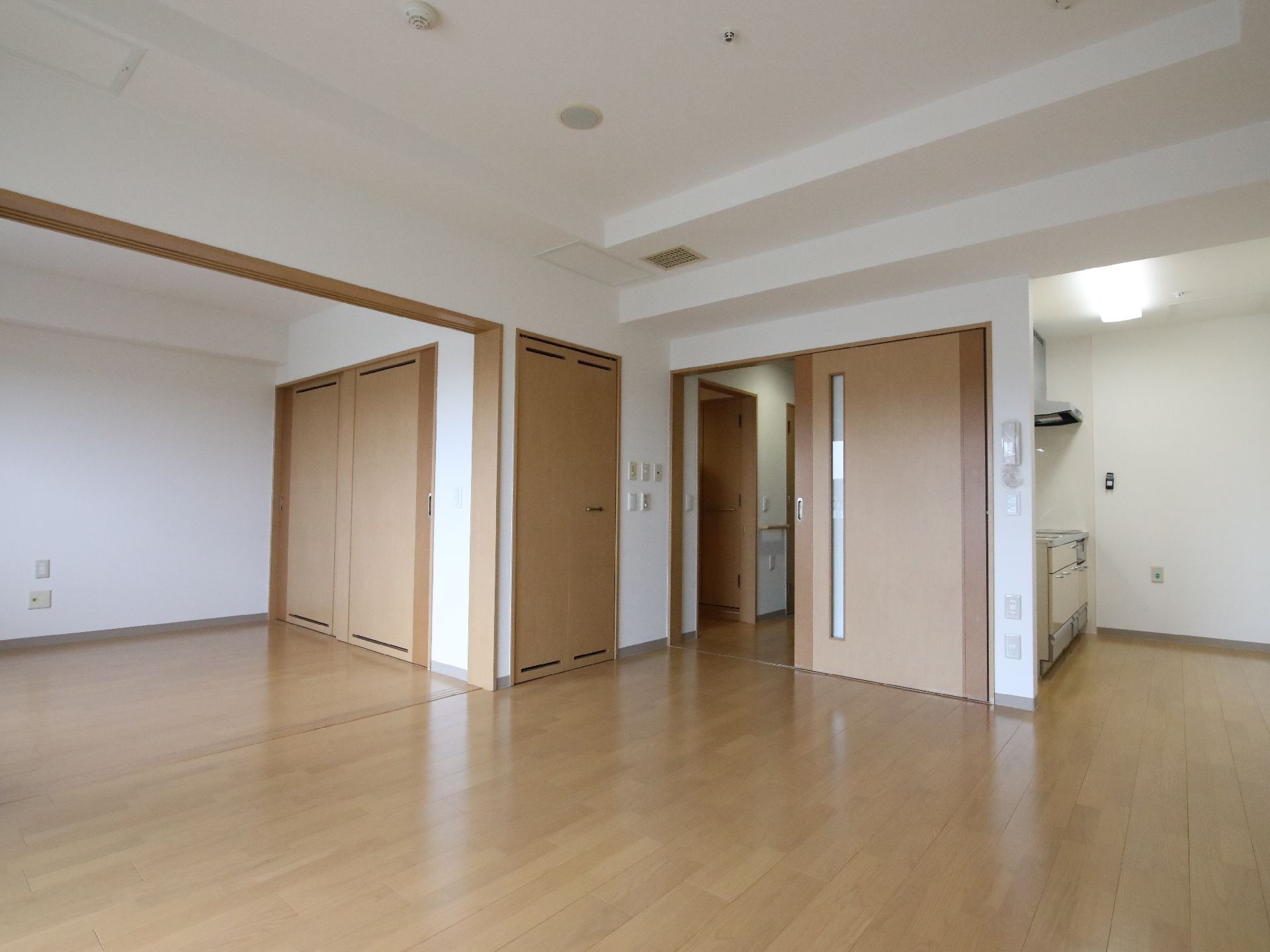 何も置かれていない白い壁の部屋