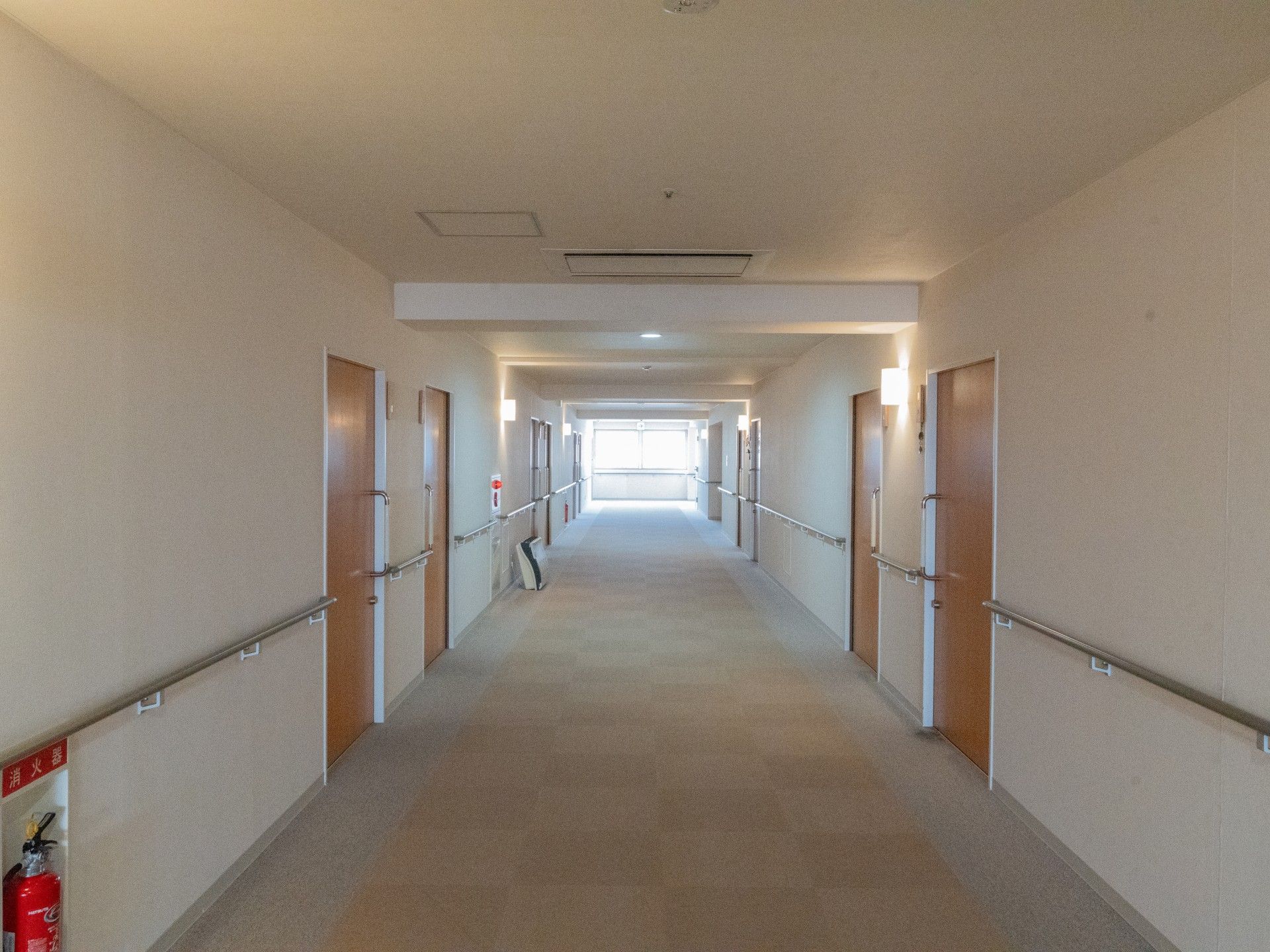 手すり付きの長い廊下